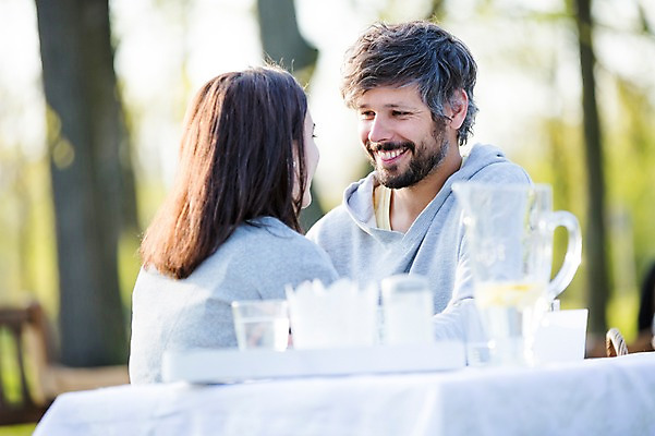 포토 JPG 주간 서양인 외국인 백인 해외 라이프스타일 부부 공원 여자 남자 행복 유럽 여유 모션 식탁 함께함 사랑 미소 사람 앉기 상반신 성인 야외 두명 앞모습 뒷모습 다정 체코 부부라이프 성인만 국내포토 자연요소 커플 공공시설 감정 나라 뷰포인트 컨셉 탁자 표정 인종 생활 파일형식