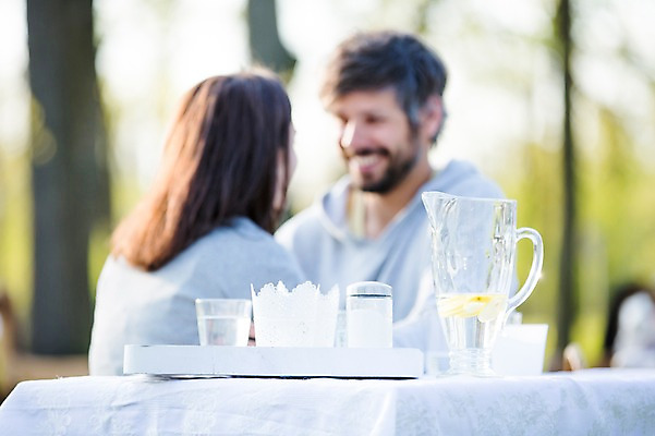 포토 JPG 주간 서양인 외국인 백인 해외 라이프스타일 부부 공원 여자 남자 행복 유럽 여유 모션 식탁 함께함 사랑 미소 사람 앉기 상반신 성인 야외 두명 앞모습 뒷모습 다정 체코 부부라이프 성인만 국내포토 자연요소 커플 공공시설 감정 나라 뷰포인트 컨셉 탁자 표정 인종 생활 파일형식