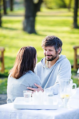 포토 JPG 주간 서양인 외국인 백인 해외 라이프스타일 부부 공원 여자 남자 행복 유럽 여유 모션 식탁 함께함 사랑 미소 사람 앉기 상반신 성인 야외 두명 앞모습 뒷모습 다정 체코 부부라이프 성인만 국내포토 자연요소 커플 공공시설 감정 나라 뷰포인트 컨셉 탁자 표정 인종 생활 파일형식