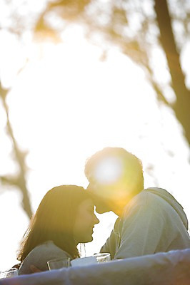 포토 JPG 주간 서양인 외국인 나무 식물 백인 해외 라이프스타일 부부 공원 여자 남자 행복 유럽 여유 모션 식탁 휴식 키스 함께함 사랑 사람 앉기 상반신 성인 야외 두명 햇빛 다정 일몰 역광 체코 부부라이프 성인만 국내포토 자연요소 커플 공공시설 감정 나라 컨셉 탁자 인종 생활 태양 노을 애정표현 파일형식