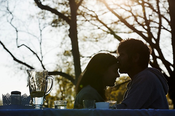 포토 JPG 주간 서양인 외국인 나무 식물 백인 해외 라이프스타일 부부 공원 여자 남자 행복 유럽 여유 모션 식탁 휴식 키스 함께함 사랑 사람 앉기 상반신 성인 야외 두명 다정 일몰 역광 체코 부부라이프 성인만 국내포토 자연요소 커플 공공시설 감정 나라 컨셉 탁자 인종 생활 노을 애정표현 파일형식