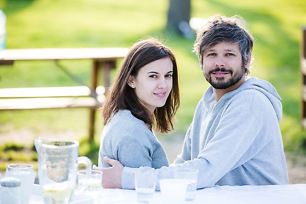 포토 JPG 주간 서양인 외국인 백인 해외 라이프스타일 부부 공원 여자 남자 행복 유럽 여유 모션 식탁 함께함 사랑 미소 사람 앉기 상반신 성인 야외 두명 옆모습 다정 체코 부부라이프 성인만 국내포토 자연요소 커플 공공시설 감정 나라 뷰포인트 컨셉 탁자 표정 인종 생활 파일형식