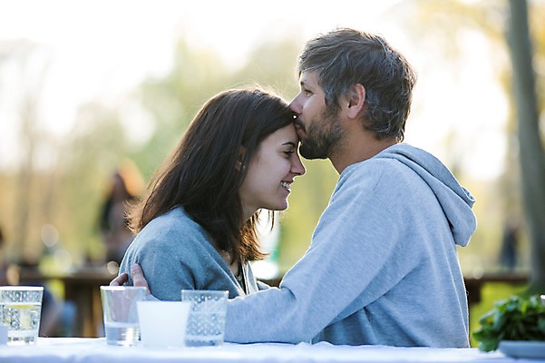 포토 JPG 주간 서양인 외국인 백인 해외 라이프스타일 부부 공원 여자 남자 행복 유럽 여유 모션 키스 함께함 사랑 사람 앉기 상반신 성인 야외 두명 옆모습 다정 체코 부부라이프 성인만 국내포토 자연요소 커플 공공시설 감정 나라 뷰포인트 컨셉 인종 생활 애정표현 파일형식