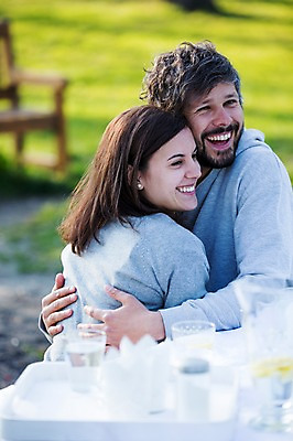 포토 JPG 주간 서양인 외국인 백인 해외 라이프스타일 부부 공원 여자 남자 행복 유럽 여유 모션 포옹 식탁 함께함 사랑 미소 사람 앉기 상반신 성인 야외 두명 앞모습 뒷모습 다정 체코 부부라이프 성인만 국내포토 자연요소 커플 공공시설 감정 나라 뷰포인트 컨셉 안기 탁자 표정 인종 생활 파일형식