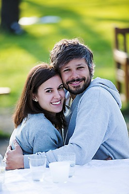 포토 JPG 주간 서양인 외국인 백인 해외 라이프스타일 부부 공원 여자 남자 행복 유럽 여유 모션 포옹 식탁 함께함 사랑 미소 사람 앉기 성인 야외 두명 옆모습 다정 체코 부부라이프 성인만 국내포토 자연요소 커플 공공시설 감정 나라 뷰포인트 컨셉 안기 탁자 표정 인종 생활 파일형식