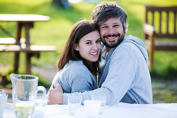포토 JPG 주간 서양인 외국인 백인 해외 라이프스타일 부부 공원 여자 남자 행복 유럽 여유 모션 포옹 식탁 함께함 사랑 미소 사람 앉기 상반신 성인 야외 두명 옆모습 다정 체코 부부라이프 성인만 국내포토 자연요소 커플 공공시설 감정 나라 뷰포인트 컨셉 안기 탁자 표정 인종 생활 파일형식