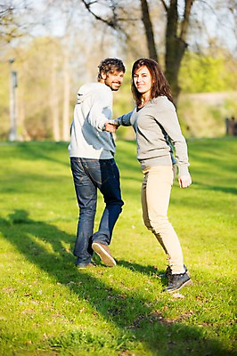 포토 JPG 주간 전신 서양인 외국인 백인 해외 라이프스타일 부부 공원 여자 남자 행복 유럽 여유 모션 함께함 사랑 미소 사람 잔디 성인 야외 두명 옆모습 뒷모습 걷기 손잡기 다정 뒤돌아보기 체코 부부라이프 성인만 국내포토 자연요소 식물 커플 공공시설 감정 나라 뷰포인트 컨셉 표정 인종 생활 파일형식