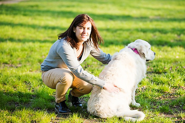 포토 JPG 주간 전신 서양인 외국인 동물 백인 한마리 해외 우먼라이프 라이프스타일 공원 여자 유럽 반려견 모션 엄마 한명 사람 앉기 잔디 성인 야외 산책 개 체코 반려 여자만 여자한명만 성인여자만 성인만 국내포토 자연요소 식물 1 공공시설 나라 포유류 가족 휴식 인종 생활 반려동물 파일형식
