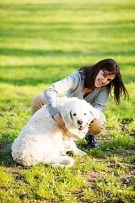 포토 JPG 주간 전신 서양인 외국인 동물 백인 한마리 해외 우먼라이프 라이프스타일 공원 여자 유럽 반려견 모션 엄마 한명 미소 사람 앉기 잔디 성인 야외 앞모습 개 체코 반려 여자만 여자한명만 성인여자만 성인만 국내포토 자연요소 식물 1 공공시설 나라 뷰포인트 포유류 가족 표정 인종 생활 반려동물 파일형식