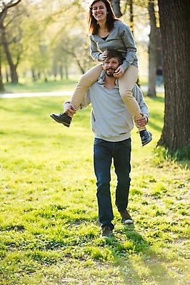 포토 JPG 주간 전신 서양인 외국인 백인 해외 라이프스타일 부부 공원 여자 남자 행복 유럽 여유 모션 함께함 사랑 사람 잔디 성인 야외 두명 앞모습 걷기 다정 목말 승차 체코 부부라이프 성인만 국내포토 자연요소 식물 커플 공공시설 감정 나라 뷰포인트 컨셉 인종 생활 파일형식