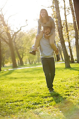 포토 JPG 주간 전신 서양인 외국인 백인 해외 라이프스타일 부부 공원 여자 남자 행복 유럽 여유 모션 함께함 사랑 사람 잔디 성인 야외 두명 앞모습 햇빛 걷기 다정 목말 승차 체코 부부라이프 성인만 국내포토 자연요소 식물 커플 공공시설 감정 나라 뷰포인트 컨셉 인종 생활 태양 파일형식