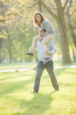 포토 JPG 주간 전신 서양인 외국인 백인 해외 라이프스타일 부부 공원 여자 남자 행복 유럽 여유 모션 함께함 사랑 사람 잔디 성인 야외 두명 앞모습 걷기 다정 목말 승차 체코 부부라이프 성인만 국내포토 자연요소 식물 커플 공공시설 감정 나라 뷰포인트 컨셉 인종 생활 파일형식