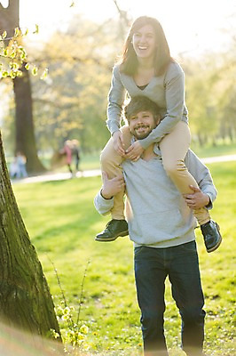 포토 JPG 주간 전신 서양인 외국인 백인 해외 라이프스타일 부부 공원 여자 남자 행복 유럽 여유 모션 함께함 사랑 사람 잔디 상반신 성인 야외 두명 앞모습 걷기 다정 목말 승차 체코 부부라이프 성인만 국내포토 자연요소 식물 커플 공공시설 감정 나라 뷰포인트 컨셉 인종 생활 파일형식