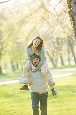 포토 JPG 주간 전신 서양인 외국인 백인 해외 라이프스타일 부부 공원 여자 남자 행복 유럽 여유 모션 함께함 사랑 미소 사람 잔디 상반신 성인 야외 두명 앞모습 다정 목말 승차 체코 부부라이프 성인만 국내포토 자연요소 식물 커플 공공시설 감정 나라 뷰포인트 컨셉 표정 인종 생활 파일형식