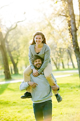 포토 JPG 주간 전신 서양인 외국인 백인 해외 라이프스타일 부부 공원 여자 남자 행복 유럽 여유 모션 함께함 사랑 서기 미소 사람 잔디 상반신 성인 야외 두명 앞모습 다정 목말 승차 체코 부부라이프 성인만 국내포토 자연요소 식물 커플 공공시설 감정 나라 뷰포인트 컨셉 표정 인종 생활 파일형식
