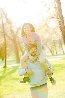 포토 JPG 주간 전신 서양인 외국인 백인 해외 라이프스타일 부부 공원 여자 남자 행복 유럽 여유 모션 함께함 사랑 서기 미소 사람 상반신 성인 야외 두명 앞모습 햇빛 다정 목말 승차 체코 부부라이프 성인만 국내포토 자연요소 커플 공공시설 감정 나라 뷰포인트 컨셉 표정 인종 생활 태양 파일형식