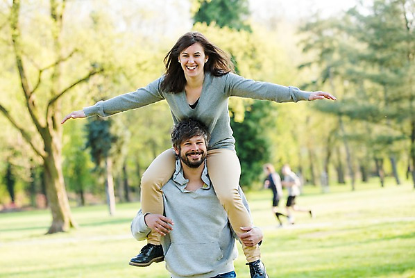 포토 JPG 주간 전신 서양인 외국인 백인 해외 라이프스타일 부부 공원 여자 남자 행복 유럽 여유 모션 팔벌리기 함께함 사랑 서기 미소 사람 손짓 잔디 상반신 성인 야외 두명 앞모습 다정 목말 승차 체코 부부라이프 성인만 국내포토 자연요소 식물 커플 공공시설 감정 나라 뷰포인트 컨셉 표정 인종 생활 파일형식