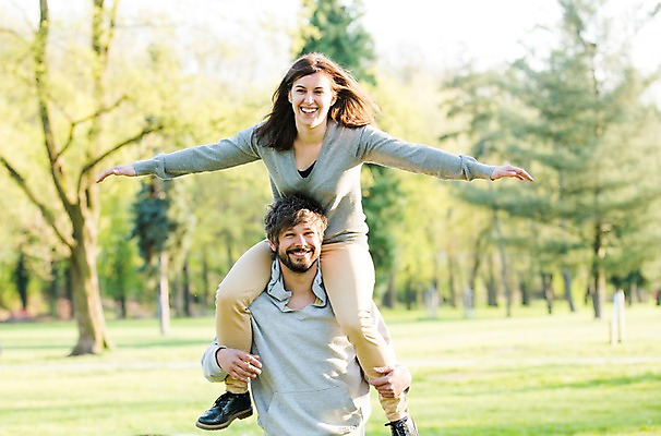 포토 JPG 주간 전신 서양인 외국인 백인 해외 라이프스타일 부부 공원 여자 남자 행복 유럽 여유 모션 팔벌리기 함께함 사랑 서기 미소 사람 상반신 성인 야외 두명 앞모습 다정 목말 승차 체코 부부라이프 성인만 국내포토 자연요소 커플 공공시설 감정 나라 뷰포인트 컨셉 표정 인종 생활 파일형식
