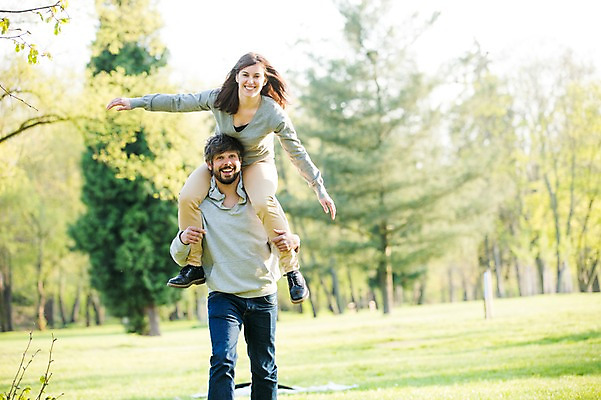 포토 JPG 주간 전신 서양인 외국인 백인 해외 라이프스타일 부부 공원 여자 남자 행복 유럽 여유 모션 팔벌리기 함께함 사랑 서기 미소 사람 상반신 성인 야외 두명 앞모습 다정 목말 승차 체코 부부라이프 성인만 국내포토 자연요소 커플 공공시설 감정 나라 뷰포인트 컨셉 표정 인종 생활 파일형식