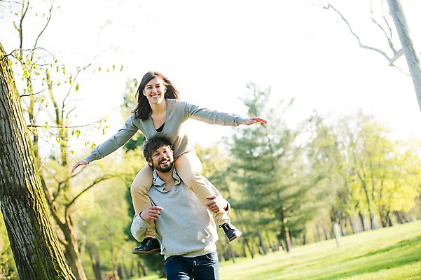포토 JPG 주간 전신 서양인 외국인 백인 해외 라이프스타일 부부 공원 여자 남자 행복 유럽 여유 모션 팔벌리기 함께함 사랑 서기 미소 사람 상반신 성인 야외 두명 앞모습 다정 목말 승차 체코 부부라이프 성인만 국내포토 자연요소 커플 공공시설 감정 나라 뷰포인트 컨셉 표정 인종 생활 파일형식