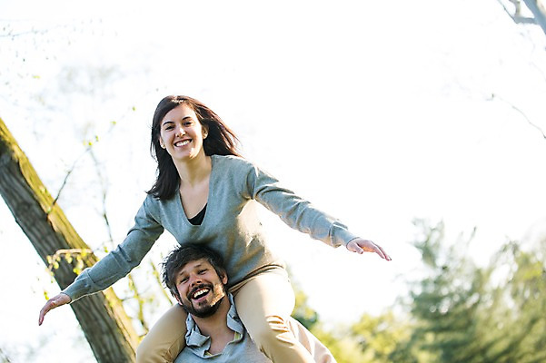 포토 JPG 주간 서양인 외국인 백인 해외 라이프스타일 부부 공원 여자 남자 행복 유럽 여유 모션 팔벌리기 함께함 사랑 서기 미소 사람 상반신 성인 야외 두명 앞모습 다정 목말 승차 체코 부부라이프 성인만 국내포토 자연요소 커플 공공시설 감정 나라 뷰포인트 컨셉 표정 인종 생활 파일형식