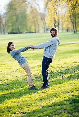 포토 JPG 주간 전신 서양인 외국인 백인 해외 라이프스타일 부부 공원 여자 남자 행복 유럽 여유 장난 모션 함께함 사랑 서기 미소 사람 잔디 성인 야외 두명 옆모습 손잡기 다정 체코 부부라이프 성인만 국내포토 자연요소 식물 커플 공공시설 감정 나라 뷰포인트 컨셉 표정 인종 생활 파일형식