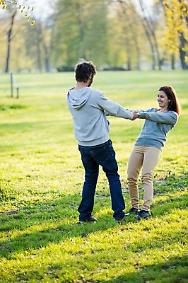 포토 JPG 주간 전신 서양인 외국인 백인 해외 라이프스타일 부부 공원 여자 남자 행복 유럽 여유 모션 함께함 사랑 서기 미소 사람 잔디 성인 야외 두명 앞모습 뒷모습 손잡기 다정 체코 부부라이프 성인만 국내포토 자연요소 식물 커플 공공시설 감정 나라 뷰포인트 컨셉 표정 인종 생활 파일형식