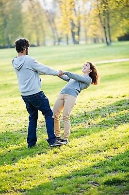 포토 JPG 주간 전신 서양인 외국인 백인 해외 라이프스타일 부부 공원 여자 남자 행복 유럽 여유 장난 모션 함께함 사랑 사람 잔디 성인 야외 두명 옆모습 손잡기 다정 잡기 체코 부부라이프 성인만 국내포토 자연요소 식물 커플 공공시설 감정 나라 뷰포인트 컨셉 인종 생활 파일형식