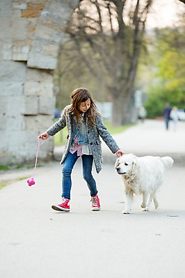 포토 JPG 주간 전신 서양인 외국인 동물 백인 한마리 해외 라이프스타일 공원 여자 유럽 어린이라이프 여유 어린이 모션 한명 사람 야외 앞모습 걷기 산책 개 즐거움 체코 여자만 여자한명만 어린이만 소녀만 소녀한명만 국내포토 자연요소 1 공공시설 감정 나라 뷰포인트 포유류 휴식 인종 생활 파일형식