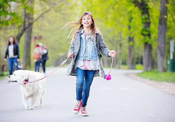 포토 JPG 주간 전신 서양인 외국인 동물 백인 한마리 해외 라이프스타일 공원 여자 유럽 어린이라이프 여유 어린이 모션 미소 사람 여러명 야외 앞모습 걷기 산책 개 즐거움 체코 여자만 어린이만 소녀만 국내포토 자연요소 1 공공시설 감정 나라 뷰포인트 다수 포유류 휴식 표정 인종 생활 파일형식