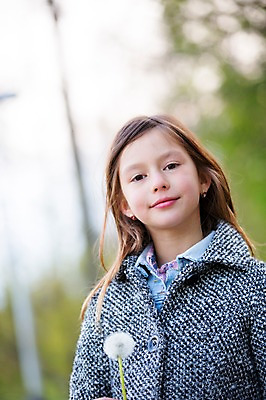 포토 JPG 주간 서양인 외국인 백인 해외 라이프스타일 공원 여자 꽃 유럽 어린이라이프 여유 어린이 모션 한명 서기 미소 들기 사람 상반신 야외 앞모습 산책 즐거움 체코 여자만 여자한명만 어린이만 소녀만 소녀한명만 국내포토 자연요소 식물 1 공공시설 감정 나라 뷰포인트 휴식 표정 인종 생활 파일형식