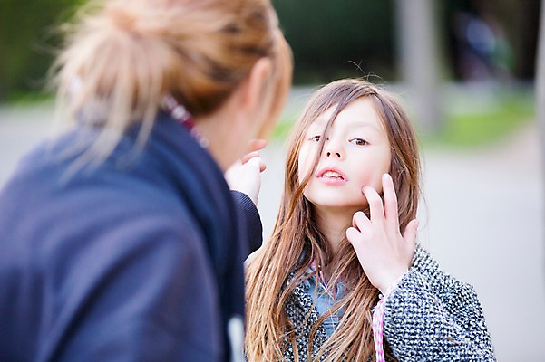 포토 JPG 주간 서양인 외국인 백인 해외 라이프스타일 공원 여자 딸 유럽 어린이 가족 모션 엄마 사람 상반신 성인 야외 두명 앞모습 뒷모습 산책 가족라이프 체코 여자만 국내포토 자연요소 공공시설 나라 뷰포인트 관계 휴식 인종 생활 파일형식
