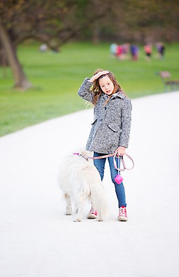 포토 JPG 주간 전신 서양인 외국인 동물 백인 한마리 해외 라이프스타일 공원 여자 유럽 어린이라이프 여유 어린이 모션 한명 서기 들기 사람 야외 앞모습 산책 개 즐거움 체코 목줄 여자만 여자한명만 어린이만 소녀만 소녀한명만 국내포토 자연요소 1 공공시설 감정 나라 뷰포인트 포유류 휴식 인종 생활 파일형식 반려용품
