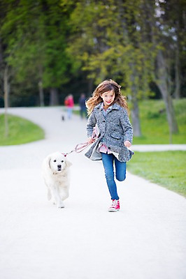 포토 JPG 주간 전신 서양인 외국인 동물 백인 한마리 해외 라이프스타일 공원 여자 유럽 어린이라이프 여유 어린이 모션 한명 사람 야외 앞모습 달리기 산책 개 즐거움 체코 여자만 여자한명만 어린이만 소녀만 소녀한명만 국내포토 자연요소 1 공공시설 감정 나라 뷰포인트 포유류 휴식 인종 생활 파일형식