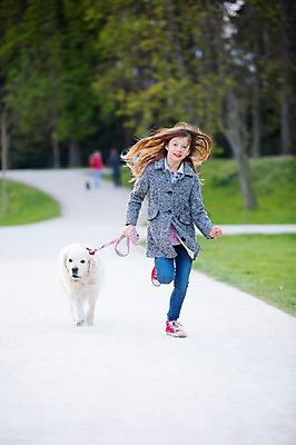 포토 JPG 주간 전신 서양인 외국인 동물 백인 한마리 해외 라이프스타일 공원 여자 유럽 어린이라이프 여유 어린이 모션 한명 사람 야외 앞모습 달리기 산책 개 즐거움 체코 여자만 여자한명만 어린이만 소녀만 소녀한명만 국내포토 자연요소 1 공공시설 감정 나라 뷰포인트 포유류 휴식 인종 생활 파일형식