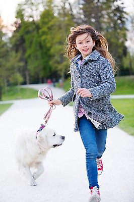 포토 JPG 주간 전신 서양인 외국인 동물 백인 한마리 해외 라이프스타일 공원 여자 유럽 어린이라이프 여유 어린이 모션 한명 미소 사람 야외 앞모습 달리기 산책 개 즐거움 체코 여자만 여자한명만 어린이만 소녀만 소녀한명만 국내포토 자연요소 1 공공시설 감정 나라 뷰포인트 포유류 휴식 표정 인종 생활 파일형식