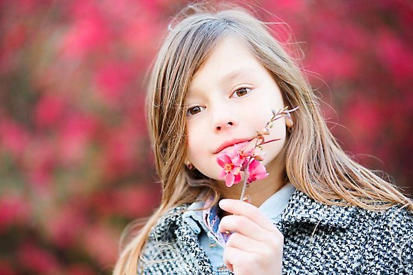 포토 JPG 주간 서양인 외국인 식물 백인 해외 라이프스타일 공원 여자 꽃 유럽 어린이라이프 여유 어린이 모션 한명 들기 사람 상반신 야외 앞모습 산책 즐거움 체코 여자만 여자한명만 어린이만 소녀만 소녀한명만 국내포토 자연요소 1 공공시설 감정 나라 뷰포인트 휴식 인종 생활 파일형식