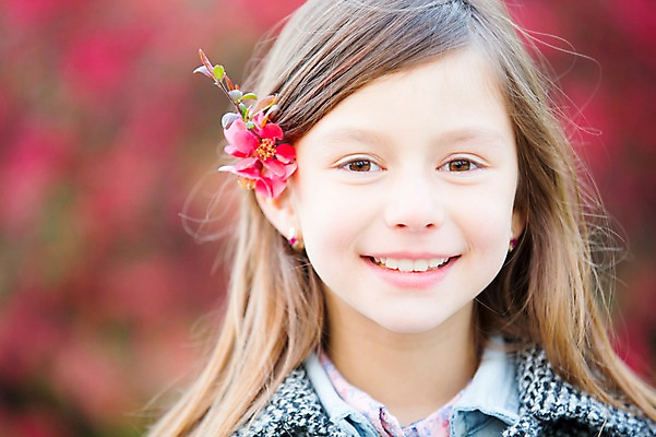 포토 JPG 주간 서양인 외국인 식물 백인 해외 라이프스타일 공원 여자 꽃 유럽 어린이라이프 여유 어린이 모션 한명 미소 사람 상반신 야외 앞모습 산책 즐거움 체코 꽂음 여자만 여자한명만 어린이만 소녀만 소녀한명만 국내포토 자연요소 1 공공시설 감정 나라 뷰포인트 휴식 표정 인종 생활 파일형식