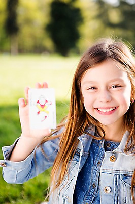 포토 JPG 주간 서양인 외국인 백인 해외 라이프스타일 공원 여자 유럽 어린이라이프 여유 어린이 모션 휴식 한명 미소 들기 사람 앉기 상반신 야외 앞모습 즐거움 체코 조커 여자만 여자한명만 어린이만 소녀만 소녀한명만 국내포토 자연요소 1 공공시설 감정 나라 뷰포인트 컨셉 표정 인종 생활 파일형식