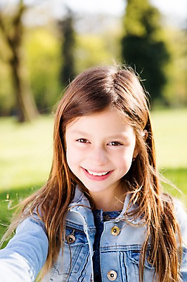 포토 JPG 주간 서양인 외국인 백인 해외 라이프스타일 공원 여자 유럽 어린이라이프 여유 어린이 모션 휴식 한명 미소 사람 앉기 상반신 야외 앞모습 즐거움 체코 여자만 여자한명만 어린이만 소녀만 소녀한명만 국내포토 자연요소 1 공공시설 감정 나라 뷰포인트 컨셉 표정 인종 생활 파일형식