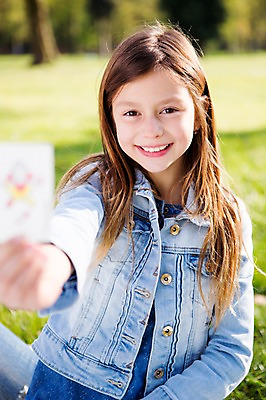 포토 JPG 주간 서양인 외국인 백인 해외 라이프스타일 공원 여자 유럽 어린이라이프 여유 어린이 모션 휴식 한명 미소 들기 사람 앉기 잔디 상반신 야외 앞모습 즐거움 체코 여자만 여자한명만 어린이만 소녀만 소녀한명만 국내포토 자연요소 식물 1 공공시설 감정 나라 뷰포인트 컨셉 표정 인종 생활 파일형식