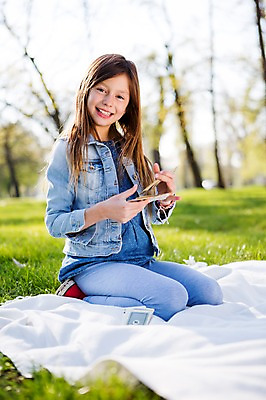 포토 JPG 주간 전신 서양인 외국인 백인 해외 라이프스타일 공원 여자 유럽 어린이라이프 여유 어린이 모션 놀이 휴식 한명 미소 들기 사람 앉기 잔디 야외 앞모습 즐거움 돗자리 체코 여자만 여자한명만 어린이만 소녀만 소녀한명만 국내포토 자연요소 식물 1 공공시설 감정 나라 뷰포인트 컨셉 표정 인종 생활 파일형식