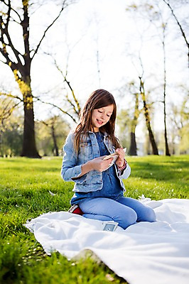 포토 JPG 주간 전신 서양인 외국인 백인 해외 라이프스타일 공원 여자 유럽 어린이라이프 여유 어린이 모션 놀이 휴식 한명 들기 사람 앉기 잔디 야외 앞모습 즐거움 돗자리 체코 여자만 여자한명만 어린이만 소녀만 소녀한명만 국내포토 자연요소 식물 1 공공시설 감정 나라 뷰포인트 컨셉 인종 생활 파일형식