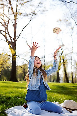 포토 JPG 주간 전신 서양인 외국인 백인 해외 라이프스타일 공원 여자 유럽 어린이라이프 여유 어린이 모션 놀이 휴식 한명 사람 앉기 잔디 야외 앞모습 던지기 즐거움 돗자리 체코 여자만 여자한명만 어린이만 소녀만 소녀한명만 국내포토 자연요소 식물 1 공공시설 감정 나라 뷰포인트 컨셉 인종 생활 파일형식