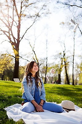 포토 JPG 주간 전신 서양인 외국인 백인 해외 라이프스타일 공원 여자 유럽 어린이라이프 여유 어린이 모션 휴식 한명 미소 사람 앉기 잔디 야외 앞모습 던지기 즐거움 돗자리 체코 여자만 여자한명만 어린이만 소녀만 소녀한명만 국내포토 자연요소 식물 1 공공시설 감정 나라 뷰포인트 컨셉 표정 인종 생활 파일형식