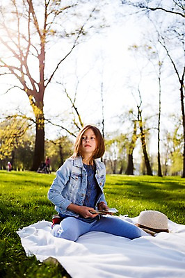 포토 JPG 주간 전신 서양인 외국인 백인 해외 라이프스타일 응시 공원 여자 유럽 어린이라이프 여유 어린이 모션 휴식 한명 들기 사람 앉기 잔디 야외 앞모습 즐거움 돗자리 체코 여자만 여자한명만 어린이만 소녀만 소녀한명만 국내포토 자연요소 식물 1 시선 공공시설 감정 나라 뷰포인트 컨셉 인종 생활 파일형식