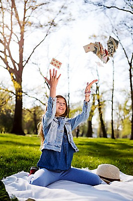 포토 JPG 주간 전신 서양인 외국인 백인 해외 라이프스타일 공원 여자 유럽 어린이라이프 여유 어린이 모션 휴식 한명 사람 앉기 야외 앞모습 던지기 즐거움 돗자리 체코 여자만 여자한명만 어린이만 소녀만 소녀한명만 국내포토 자연요소 1 공공시설 감정 나라 뷰포인트 컨셉 인종 생활 파일형식