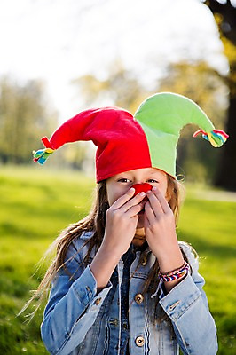포토 JPG 주간 서양인 외국인 백인 모자 해외 라이프스타일 공원 여자 유럽 어린이라이프 여유 어린이 모션 놀이 휴식 한명 사람 앉기 잔디 상반신 야외 앞모습 분장 피에로 즐거움 체코 여자만 여자한명만 어린이만 소녀만 소녀한명만 국내포토 자연요소 식물 1 잡화 공공시설 감정 나라 뷰포인트 컨셉 인종 생활 파일형식