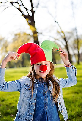 포토 JPG 주간 서양인 외국인 백인 모자 해외 라이프스타일 공원 여자 유럽 어린이라이프 여유 어린이 모션 놀이 휴식 한명 사람 앉기 잔디 상반신 야외 앞모습 분장 피에로 즐거움 체코 여자만 여자한명만 어린이만 소녀만 소녀한명만 국내포토 자연요소 식물 1 잡화 공공시설 감정 나라 뷰포인트 컨셉 인종 생활 파일형식