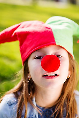 포토 JPG 주간 서양인 외국인 백인 모자 해외 라이프스타일 공원 여자 유럽 어린이라이프 여유 어린이 모션 놀이 휴식 한명 사람 앉기 잔디 상반신 야외 앞모습 분장 피에로 즐거움 체코 여자만 여자한명만 어린이만 소녀만 소녀한명만 국내포토 자연요소 식물 1 잡화 공공시설 감정 나라 뷰포인트 컨셉 인종 생활 파일형식